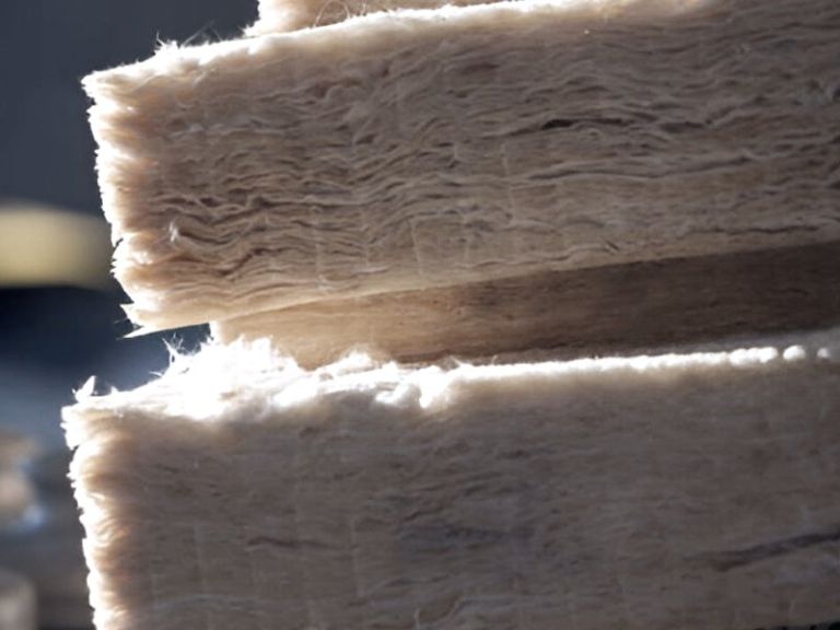 Gestapelte Mineralwolleplatten im Streiflicht, die Faserstruktur der Schnittkante ist deutlich zu sehen